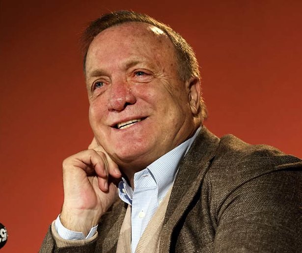 Dick Advocaat maakt Penoza-grap tijdens persconferentie