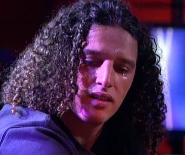 Ali B in tranen tijdens prachtig lied voor zoontjes in DWDD