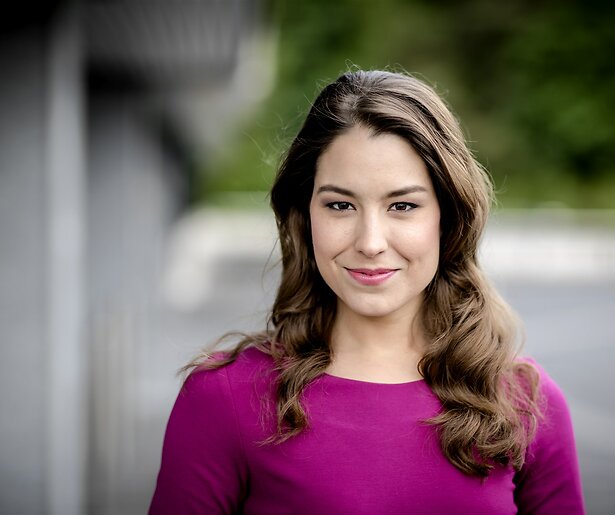 NOS-nieuwslezeres Amber Brantsen onwel in ochtenduitzending