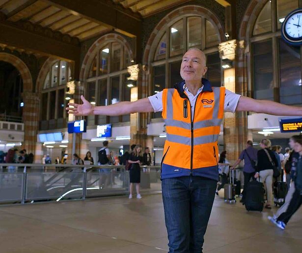 Gek op treinen? Er komt een docuserie over station Amsterdam Centraal aan
