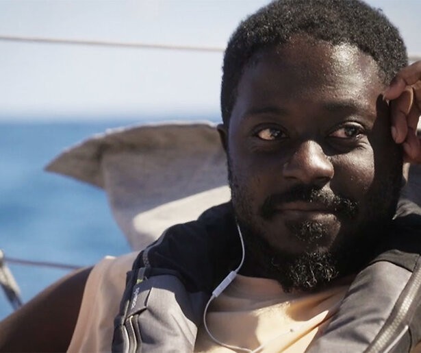 De kandidaten van Over de Oceaan bereiken na weken zeilen op emotionele wijze hun eindbestemming