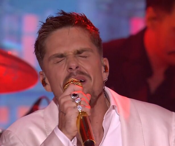 Kijkers vernietigend over André Hazes in concert: 'Klinkt als een zingende kikker'