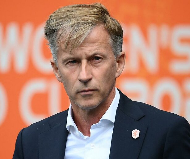 Andries Jonker vervangt Pierre van Hooijdonk in Studio Voetbal