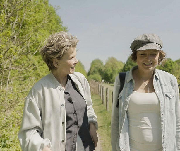 Anita Witzier stelt Hedwig voor in de eerste aflevering van Leven tot het Laatst