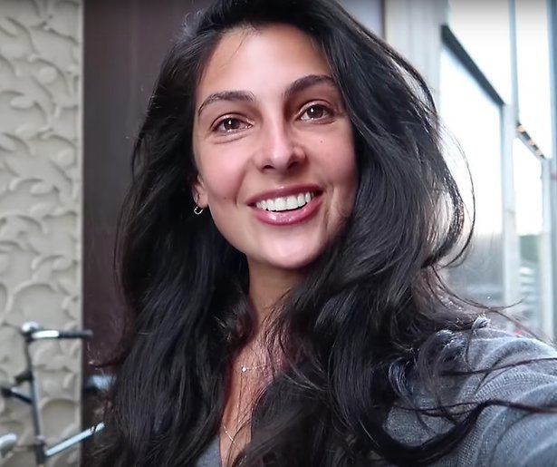 Anna Nooshin tekent contract bij RTL Nederland