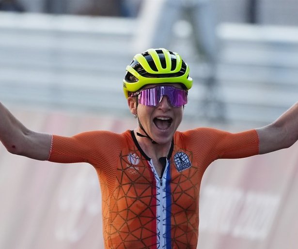 Annemiek van Vleuten op weg naar de regenboogtrui