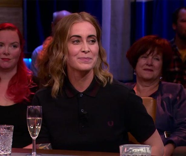 Roodharige Anouk-fan bij Pauw trekt nogal de aandacht