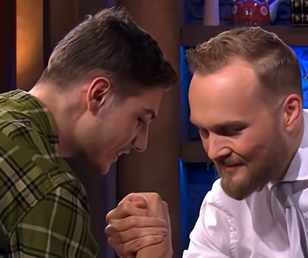 Lachen: Arjen Lubach doet een wedstrijd armpje drukken met iemand uit het publiek