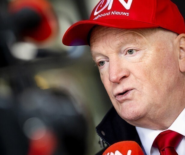 Arnold Karskens van Ongehoord Nederland op non-actief wegens 'serieuze klachten'