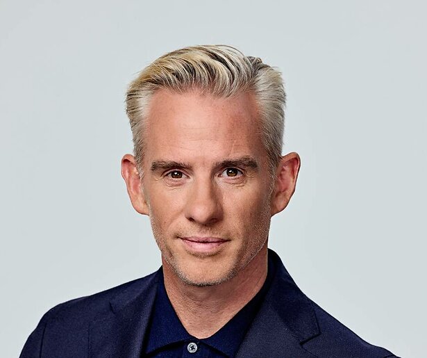 'Hij doet het weer': Art Rooijakkers geniet weer van zijn herstelde stem