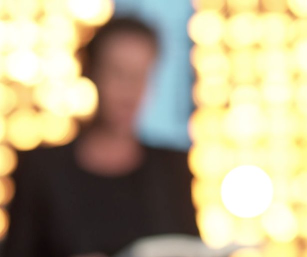 Videosnack: Astrid Holleeder leest op tv voor uit boek