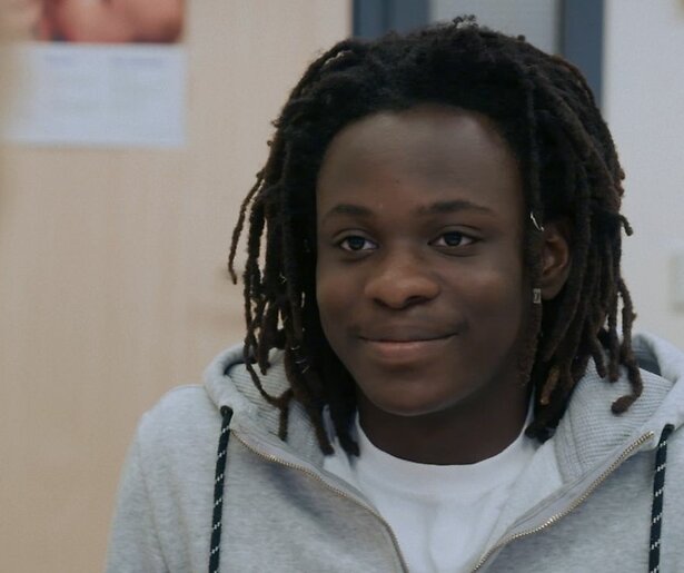 Ayoola uit Het Kinderziekenhuis werd waarschijnlijk met hiv geïnfecteerd door borstvoeding