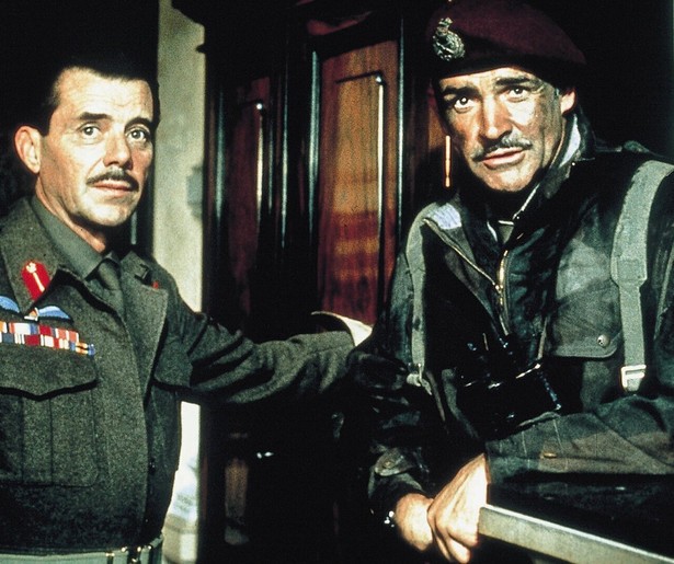 Sean Connery trotseert de Duitse linies in A Bridge Too Far