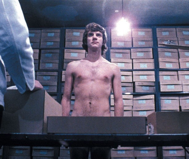 Malcolm McDowell ondergaat een experimentele therapie in A Clockwork Orange