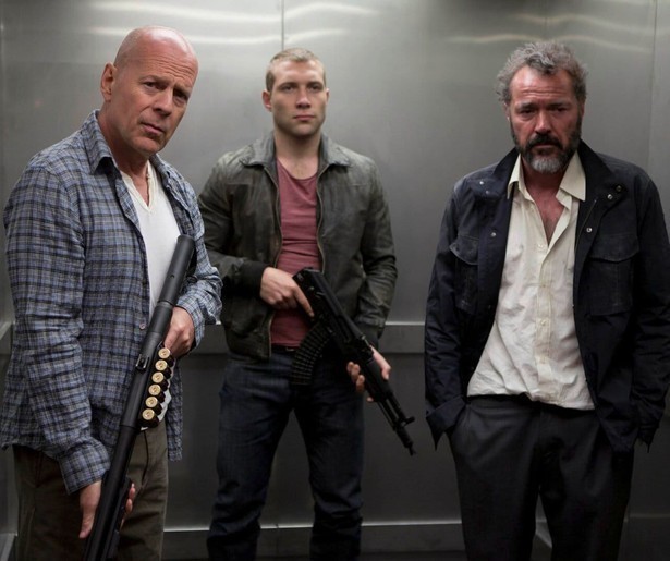 Bruce Willis helpt als John McClane zijn zoon uit de brand in A Good Day to Die Hard