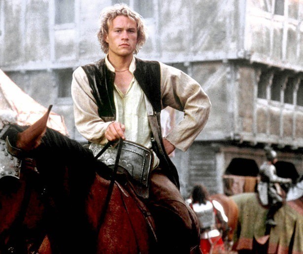 Heath Ledger schittert als jonge zwaardvechter in A Knight's Tale