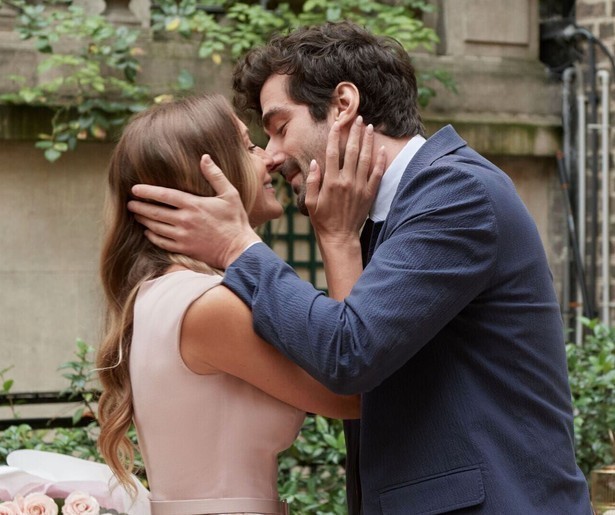 Alexa PenaVega en Nicholas Bishop spelen het spelletje mee in A Paris Proposal