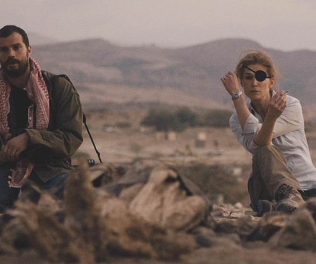 Rosamund Pike is oorlogsverslaggever Marie Colvin in A Private War