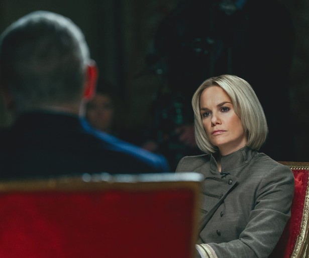 Emily krijgt eindelijk haar interview met prins Andrew in A Very Royal Scandal