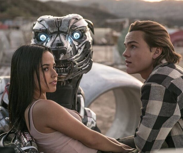 Alles draait om een een futuristische robotvechthond in A-X-L