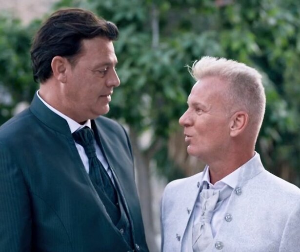 De TV van gisteren: Aadje en Richard geven elkaar het jawoord in slot Daar Gaan Ze Weer