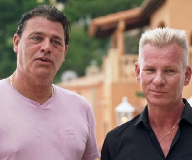 Richard en Aadje gaan op zoek naar een outfit voor hun bruiloft in Daar Gaan Ze Weer