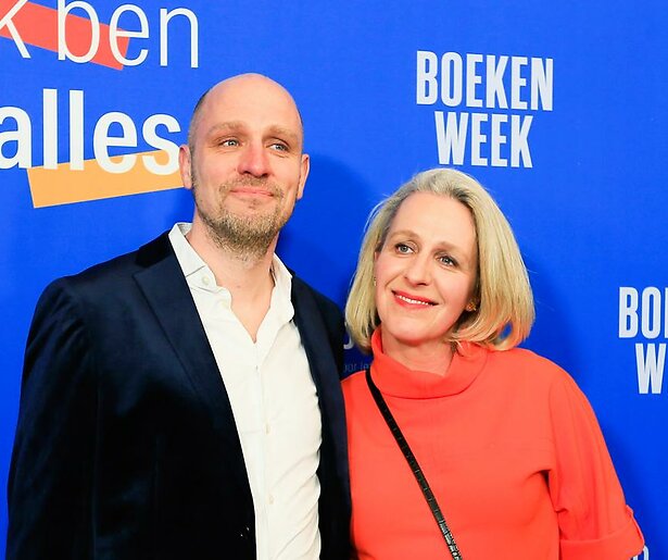 Aaf en Jelle Brandt Corstius bespreken een voorstelling in Opium op Oerol