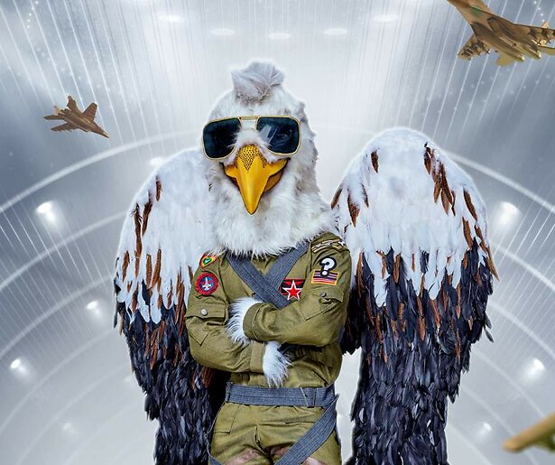 Wie vermomt zich als De Adelaar in The Masked Singer 2024?