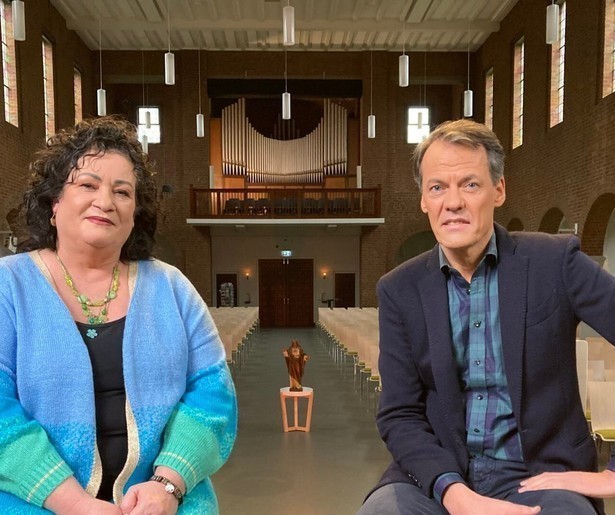 Tijs van den Brink opent het nieuwe seizoen van Adieu God? met Caroline van der Plas