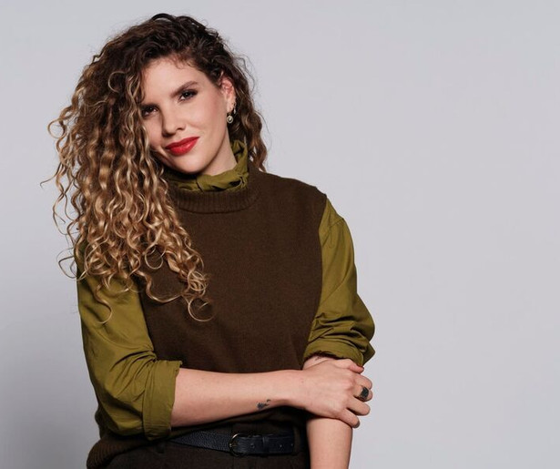 Nieuwe presentator Rachel Rosier ontvangt Jona van Loenen in Adieu! Volgende Kaart