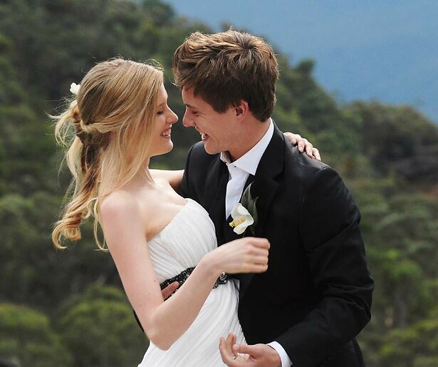 De bruiloft van Xavier Samuel loopt niet bepaald als gepland in A Few Best Men