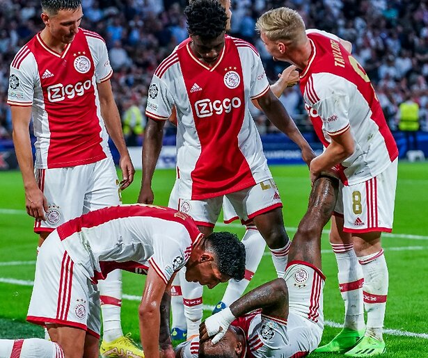 Koploper Ajax naar gehavend Liverpool 