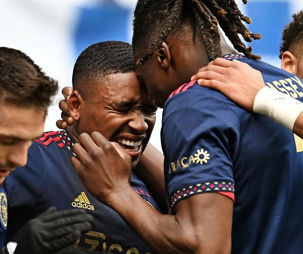 Ajax en Feyenoord lijnrecht tegenover elkaar in strijd om de Eredivisie