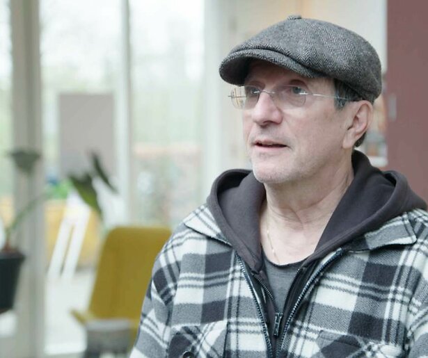 Alain Caron helpt Julia en Pieter met de veldslaoogst in BinnensteBuiten