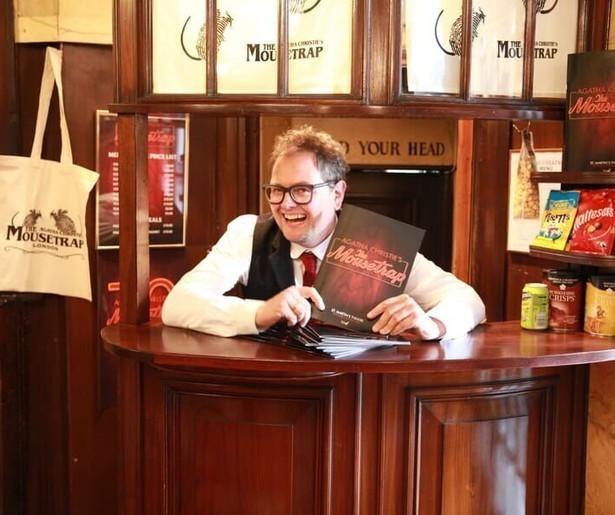 Alan Carr brengt een ode aan Agatha Christie in deze documentaireserie