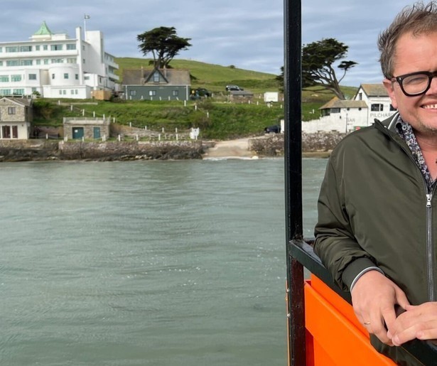 Alan Carrs hijst zich in de slotaflevering van Alan Carrs avonturen met Agatha Christie in een Poirot-kostuum