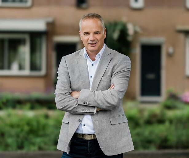 Alex van Keulen waagt zich aan een megaklus in Kopen Zonder Kijken