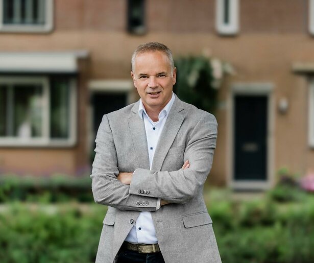 Makelaar Alex zoekt zich een ongeluk in nieuwe aflevering Kopen Zonder Kijken