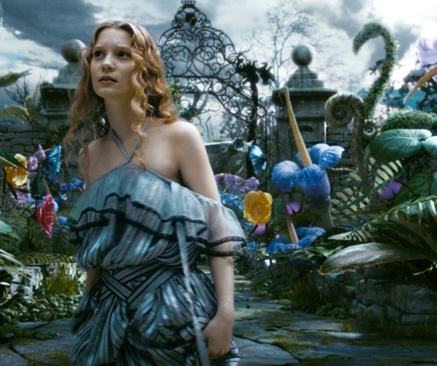 Mia Wasikowska beleeft allerlei nieuwe avonturen in Alice: Through the Looking Glass
