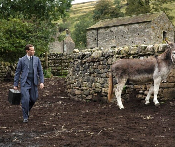 Redt James het om in deze seizoensfinale van All Creatures Great and Small bij de bevalling van zijn vrouw te zijn?