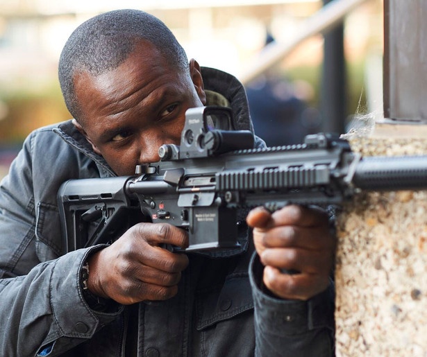 Gbenga Akinnagbe vecht voor zijn leven in All the Devil's Men