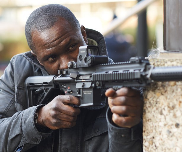 Milo Gibson knokt voor Sylvia Hoeks in All the Devil's Men