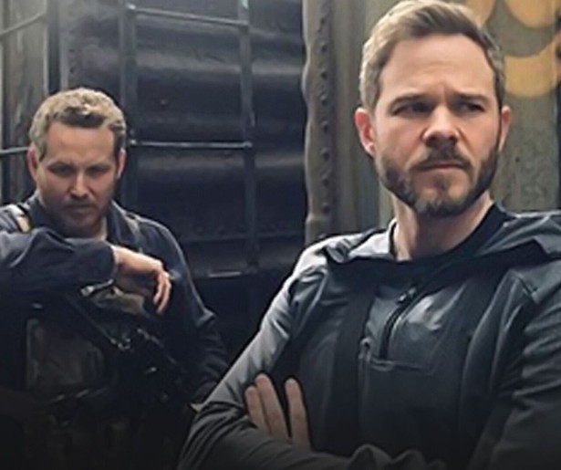 Milo Gibson laat zich commanderen door Sylvia Hoeks in Britse actiethriller All the Devil's Men