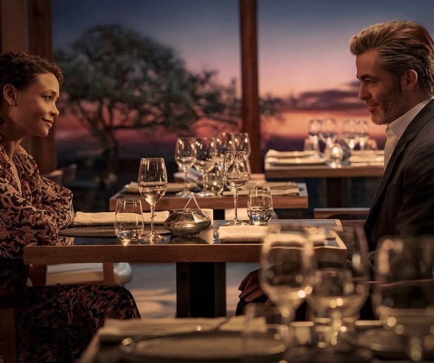 Is de ex van Chris Pine verantwoordelijk voor een vliegtuigkaping in All the Old Knives?