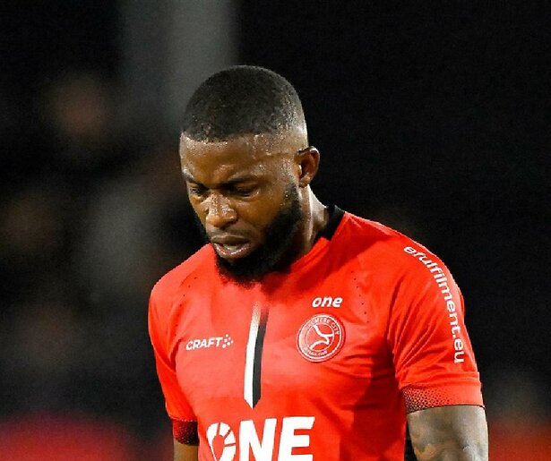 Almere City probeert zijn hoofd boven water te houden in Eredivisie-strijd tegen PSV