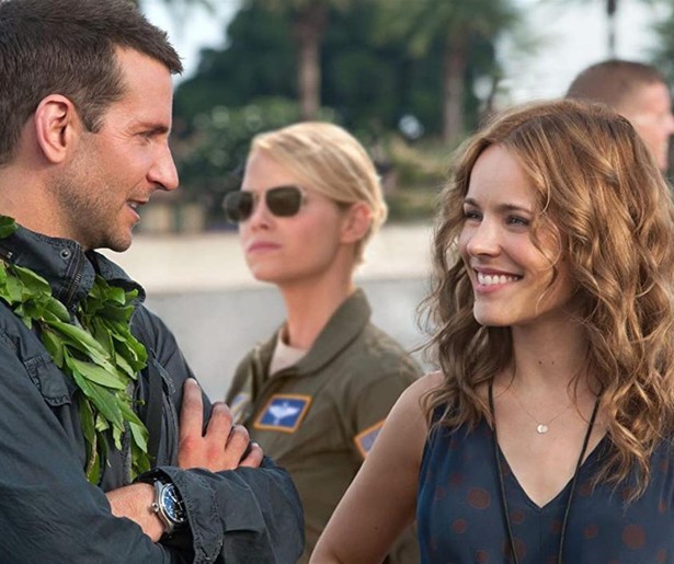 Bradley Cooper krijgt gevoelens voor twee vrouwen in dramafilm Aloha