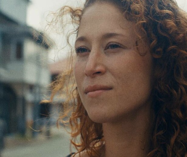 Amber Kortzorg over Alles Is Famiri: 'Sinds mijn reis identificeer ik me met mijn Surinaamse roots'