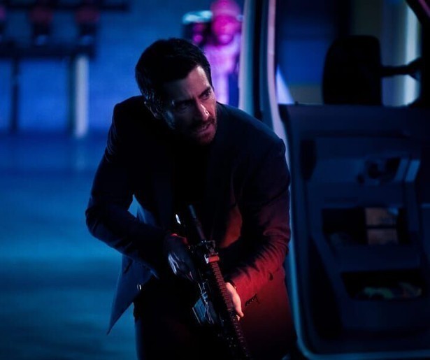 Jake Gyllenhaal en Yahya Abdul-Mateen II kapen een ambulance