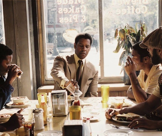 Denzel Washington doet alles om uit handen te blijven van de politie in American Gangster