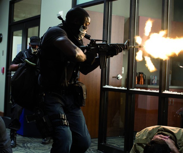 Adrien Brody en zijn broer doen nog een laatste bankoverval in American Heist